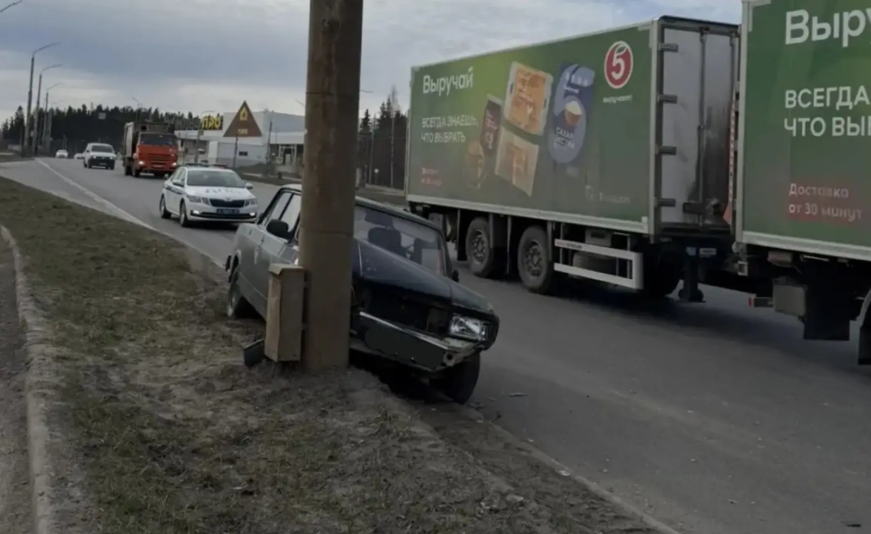 Молодой водитель пострадал при ударе об столб на Лесном проспекте в Петрозаводске  15 апреля в 09:48