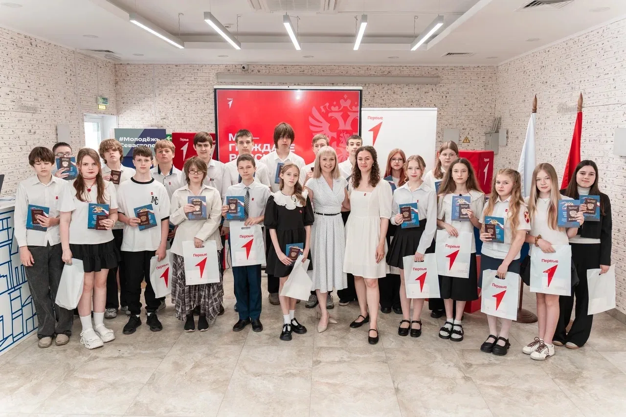 В День города провели акцию «Мы – граждане России»🇷🇺

В Молодежном центре прошла торжественная цер