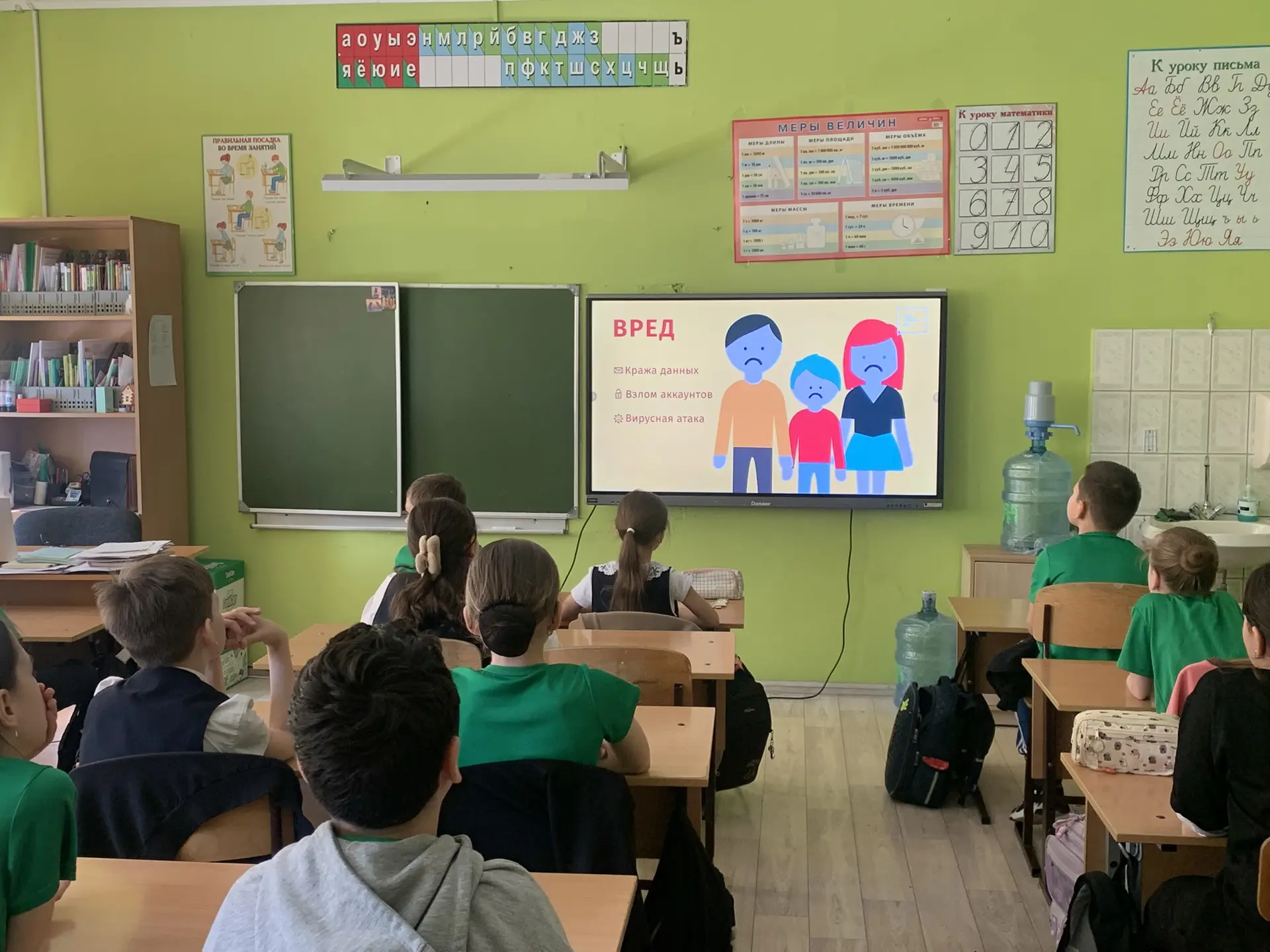 БЕЗОПАСНЫЙ ИНТЕРНЕТ   Сегодня наши четвероклассники стали чуточку взрослее, потому что говорили о се