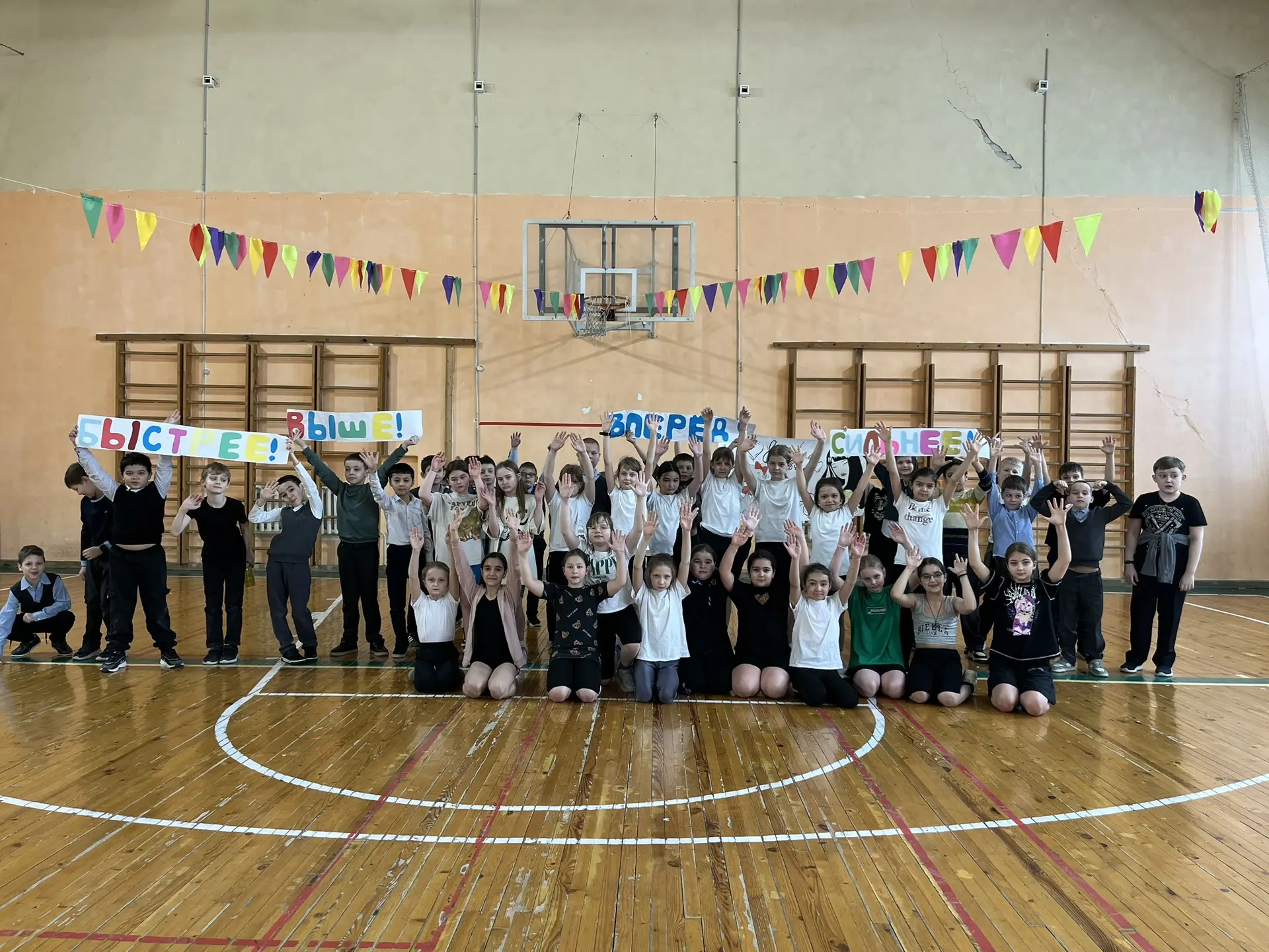 💪А НУ-КА, ДЕВОЧКИ  🔥 В преддверии самого нежного весеннего праздника в нашей школе (начальном блоке)