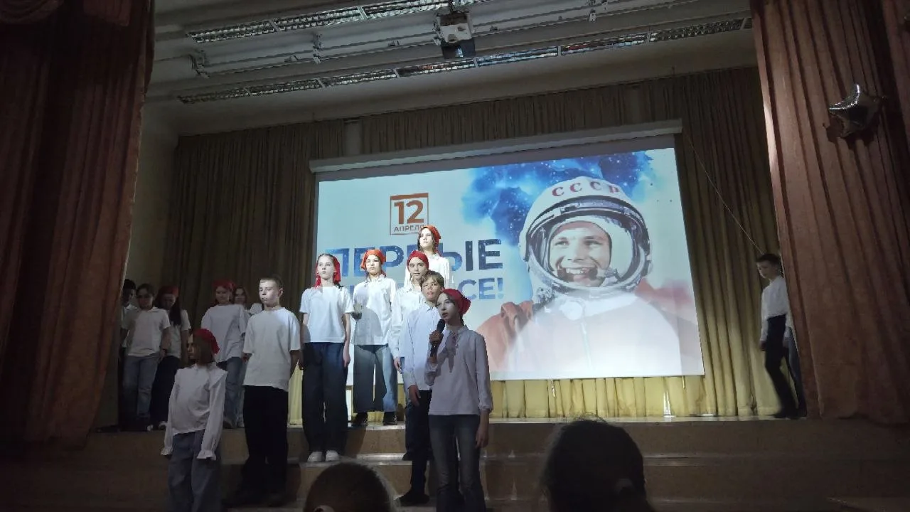 🚀 День космонавтики в нашей школе!  🎙Ребята из 6 «Е» класса под руководством советника директора Ков