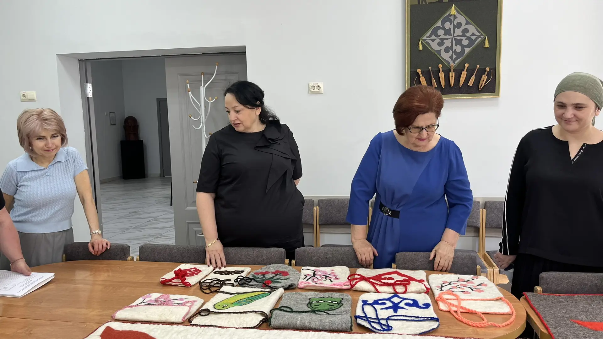 Преподаватель Селяева Раузат. Класс «Изготовление кийиза»