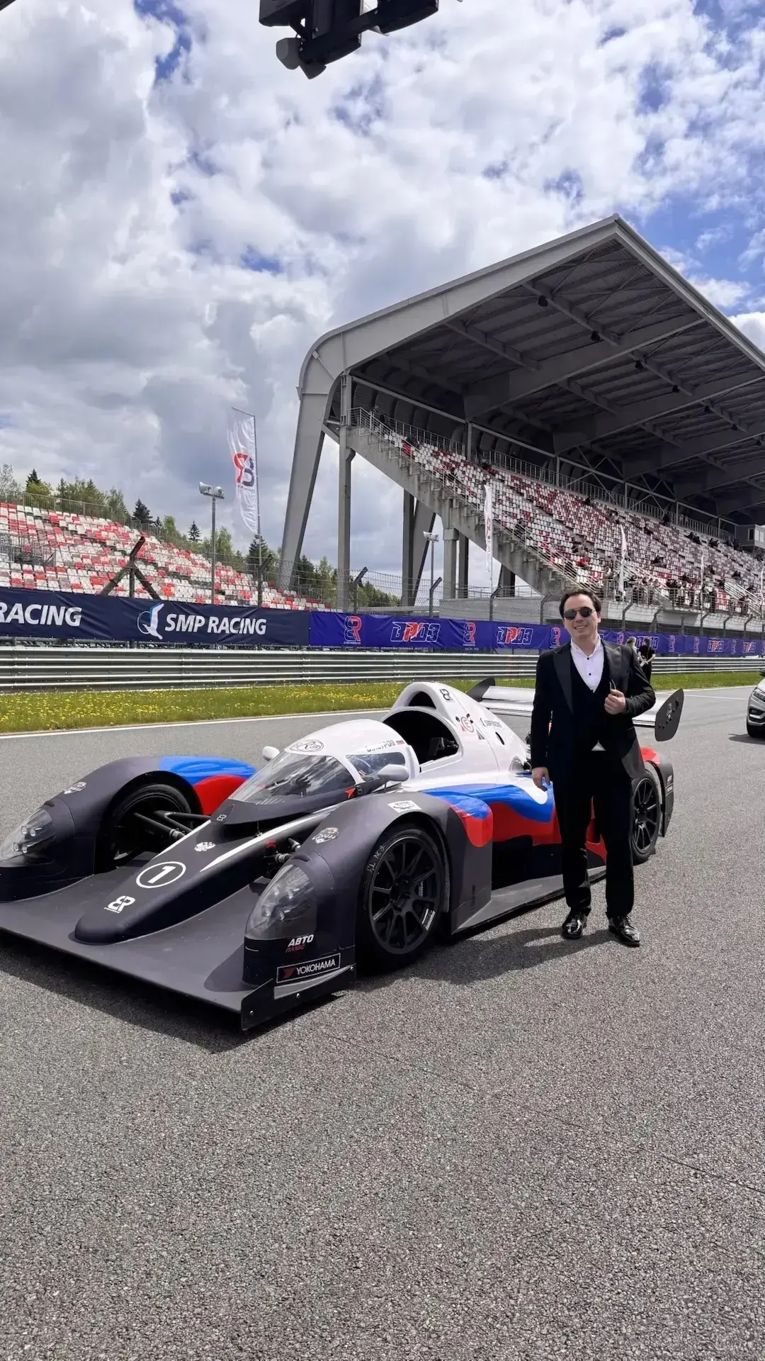 Открыл сезон кольцевых гонок на Moscow Raceway. Очень круто, когда заезд начинается сразу после гимн