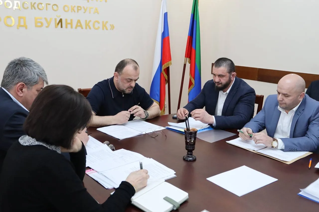 📌 В администрации Буйнакска под председательством главы города Махача Абдулмуслимова состоялось засе