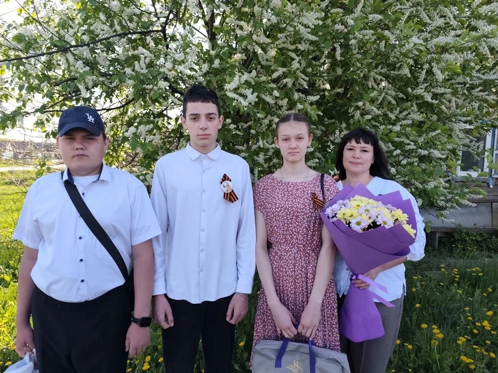 Глава Канаевского муниципального образования Наталья Шишкина с учениками Канаевской школы им. С. П. 