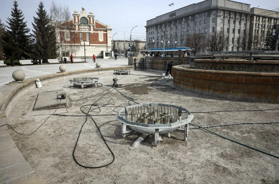 Фонтан в Первомайском сквере готовят к запуску. Для приведения фонтана в порядок примен...