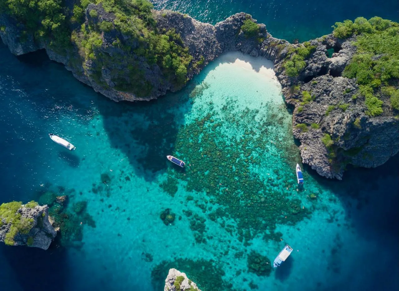 Острова Ко Рок, Таиланд 🇹🇭  🔹 Ко Рок - два небольших острова на юге Таиланда, в Андаманском море, в 