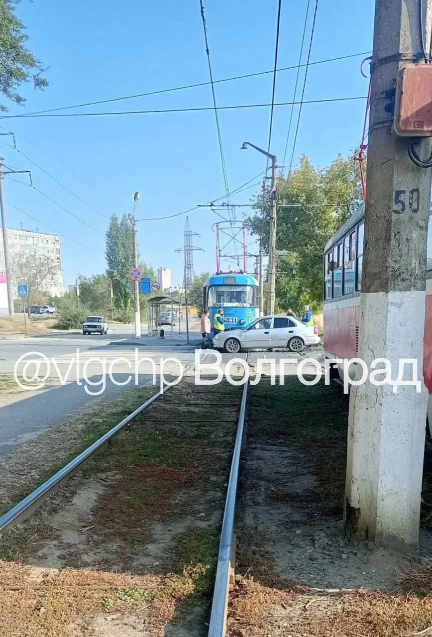 На Ростовской улице произошло столкновение автобуса с легковым автомобилем.
