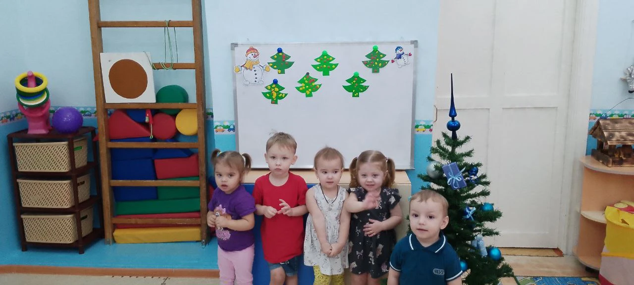 Дети ясельной группы "Винни Пух" осваивали волшебное искусство лепки, учились бережно отрывать мален