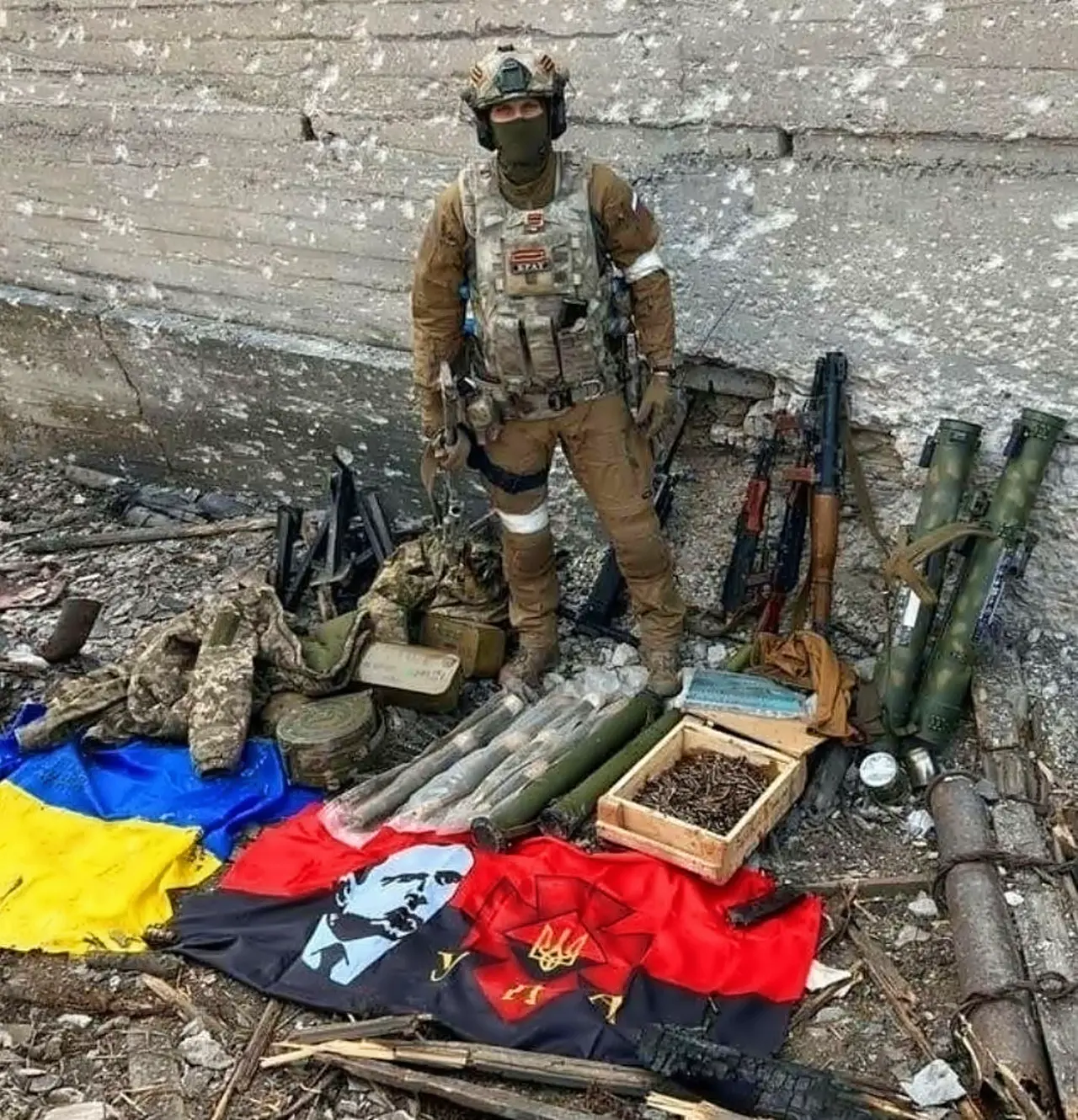 Наш военнослужащий вместе с трофеями, после уничтожения очередного вражеского опорника....