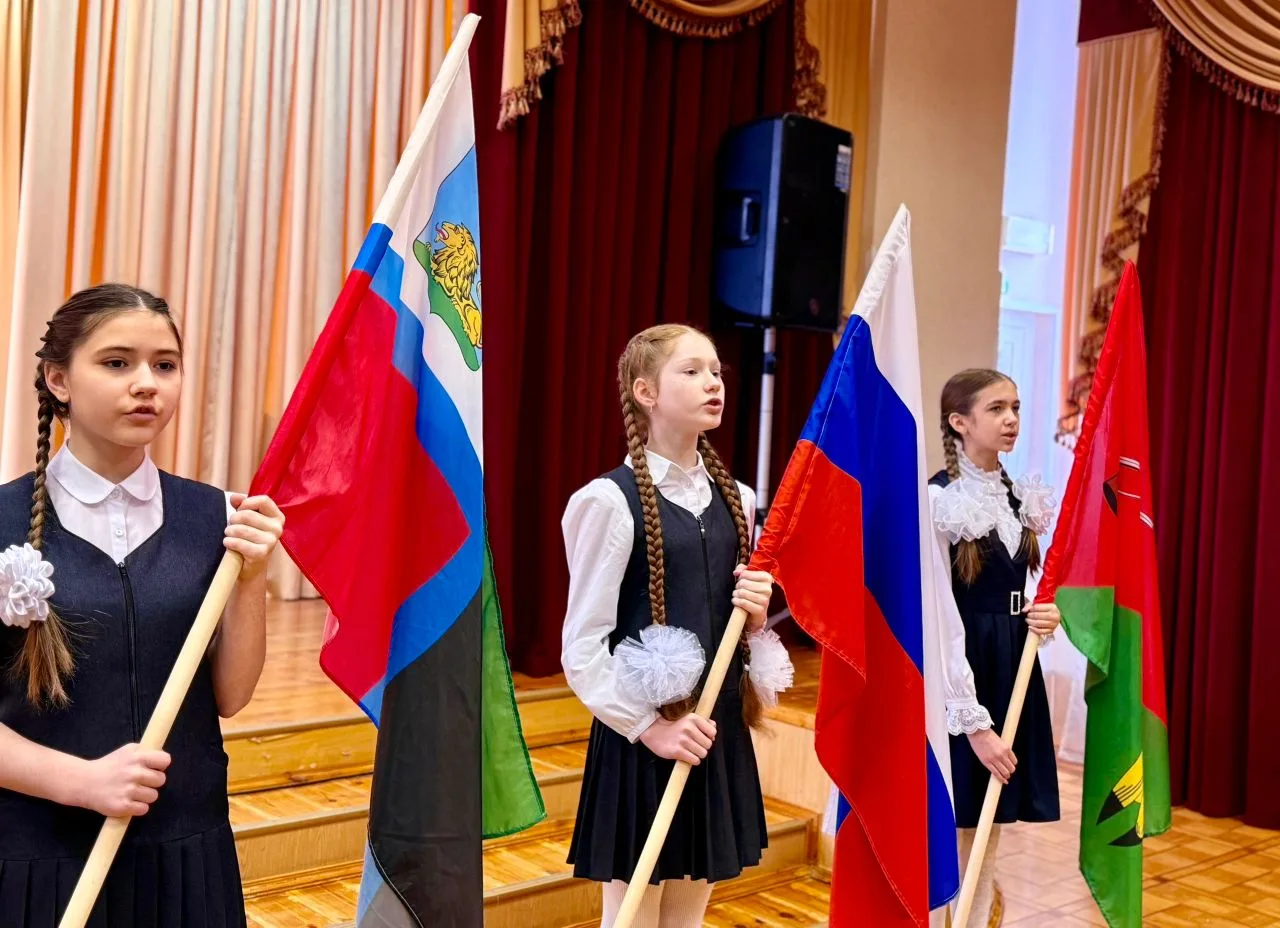 Начало новой недели было отмечено торжественным поднятием Государственного флага Российской Федераци