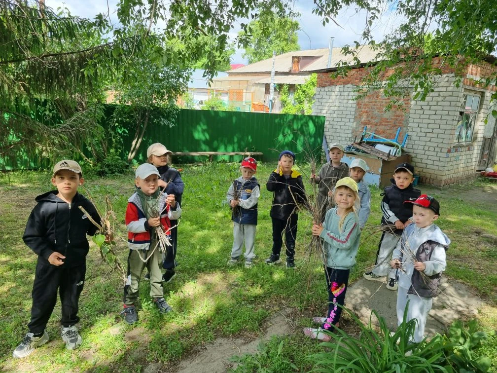 Группа "Всезнайки" организовала трудовой десант своего участка, собирая ветки, и заодно...