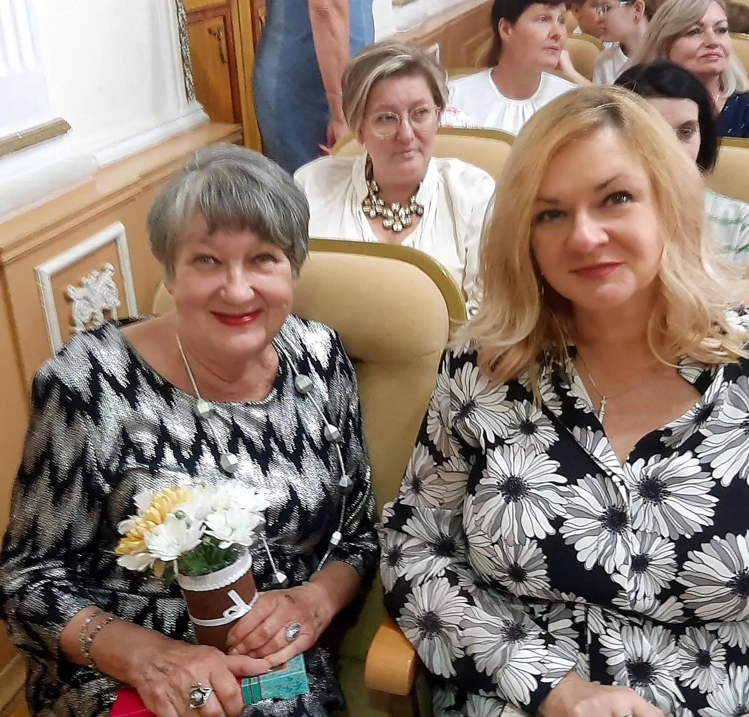 «ДЕНЬ РОЖДЕНИЯ»💐  28 февраля отмечает День рождения учитель английского языка Татьяна Серафимовна Же
