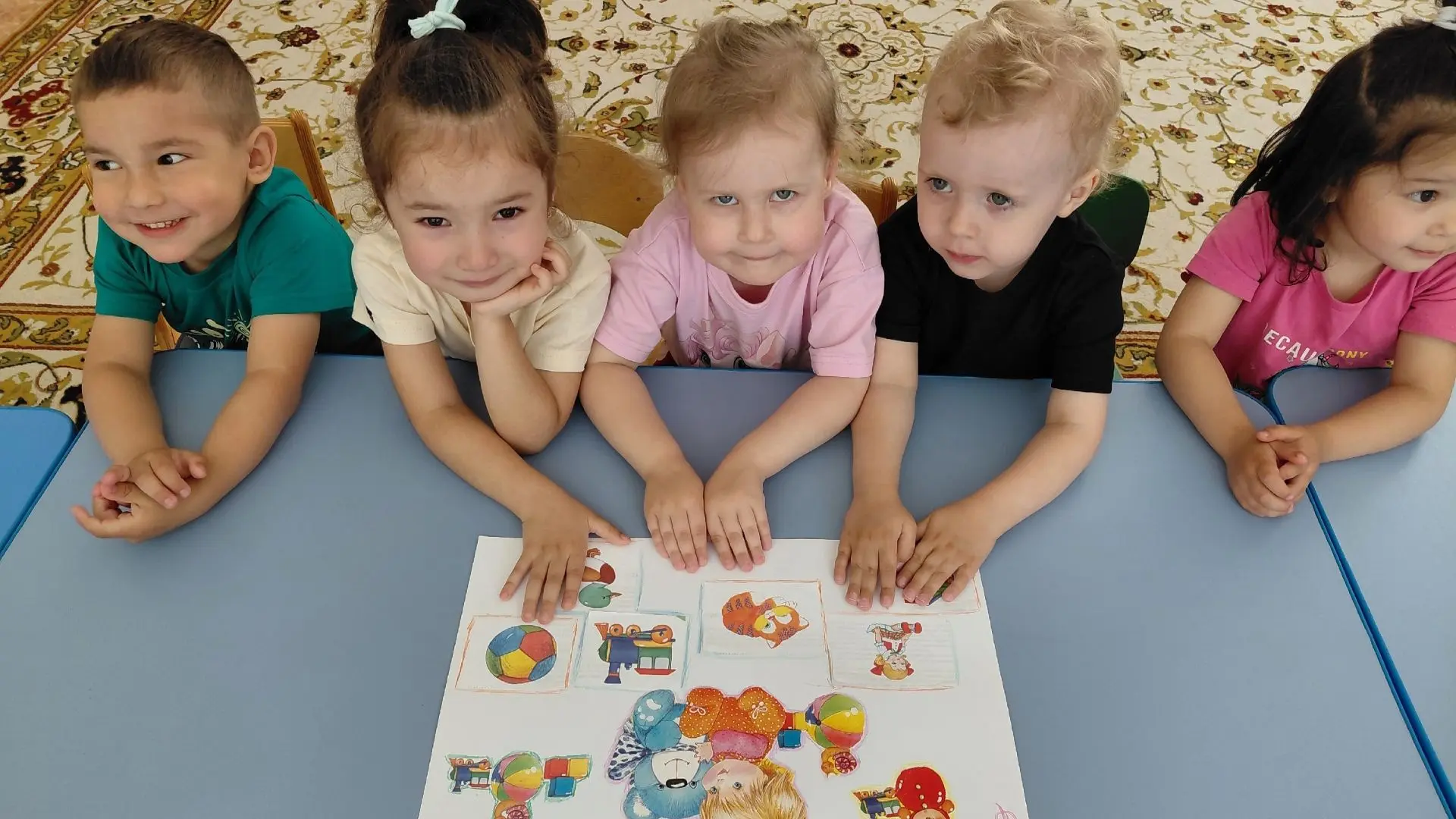 🧸 Тема дня — «Игрушки»! 🧸
Сегодня в группе №10 царила особая атмосфера — весёлая, шумная и очень т