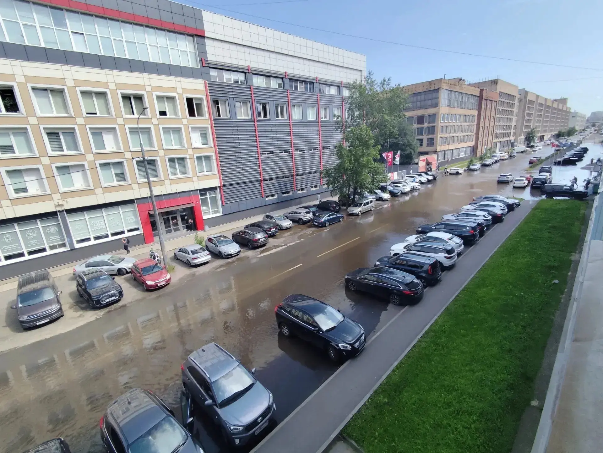 Улицу Трефолева затопило холодной водой

Вода разлилась от Огородного переулка до конца улицы. Специ