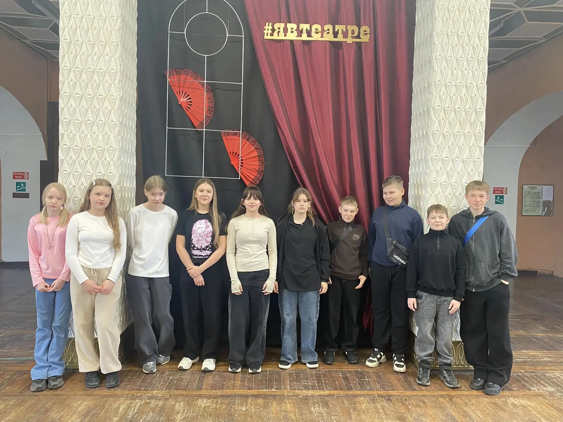 На каникулах обучающиеся 6 «В» класса посетили экскурсию «Мир закулисья» в МБУК БГО «Борисоглебский 