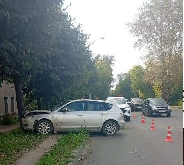 Вчера в Йошкар-Оле у д. 84 по ул. Строителей 40-летняя женщина водитель автомашины Mazd...