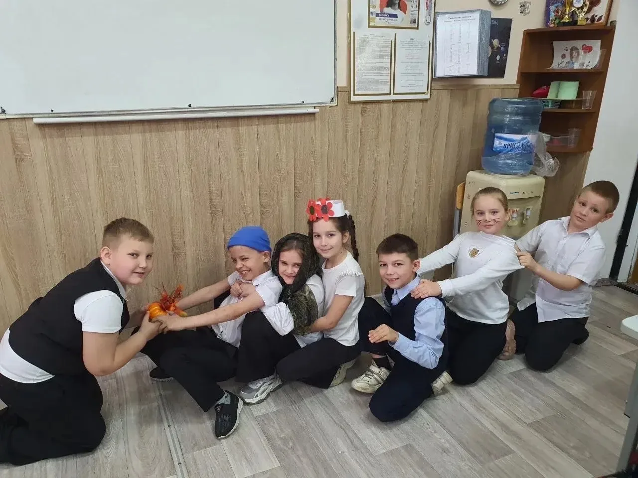 О ДНЕ ТЕАТРА   ✏️26 марта  во 2 "Г" классе прошло мероприятие ко Всемирному Дню Театра, организованн