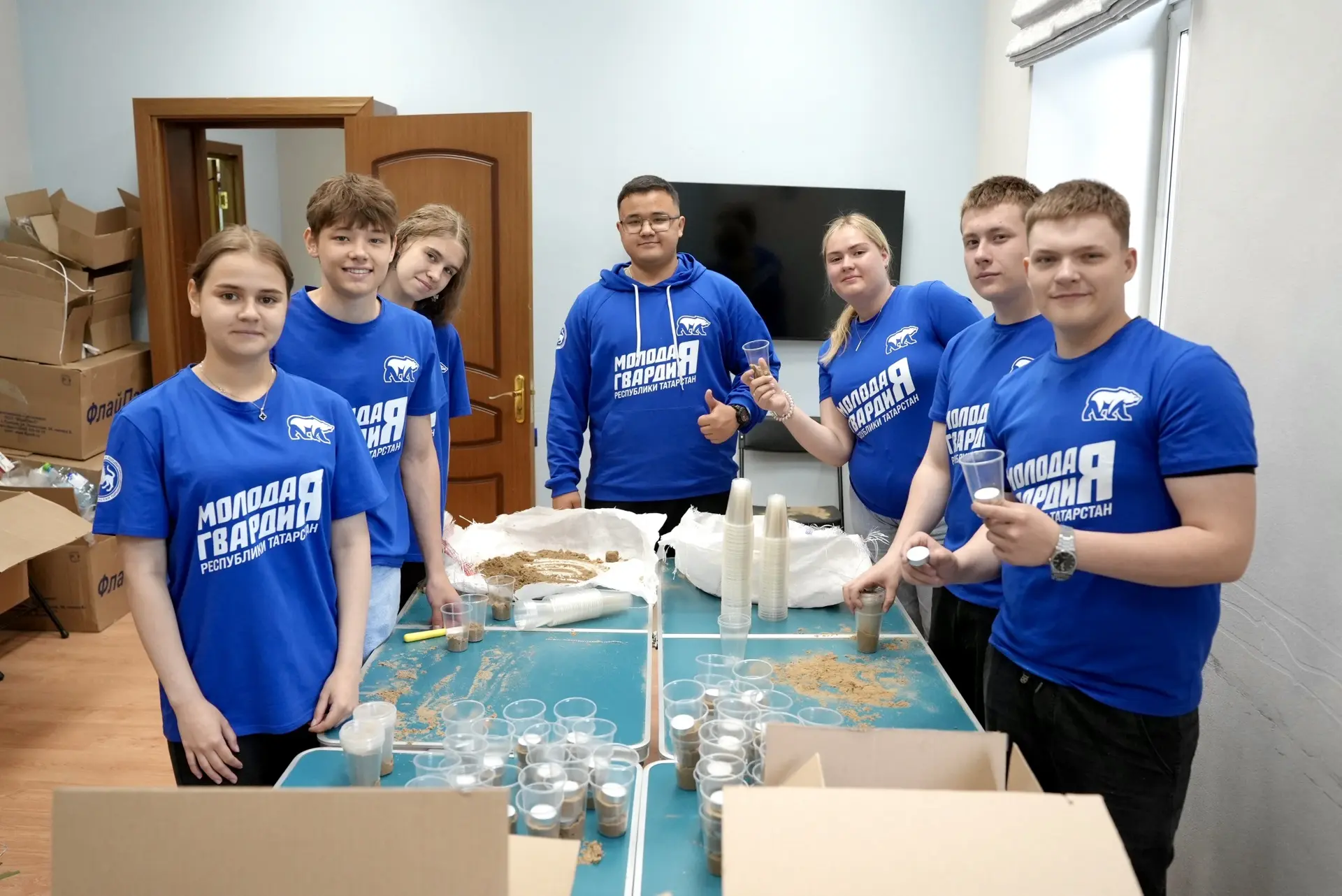 40 000 свечей готовы!

На протяжении трёх недель молодогвардейцы собственноручно изготавливали свечи