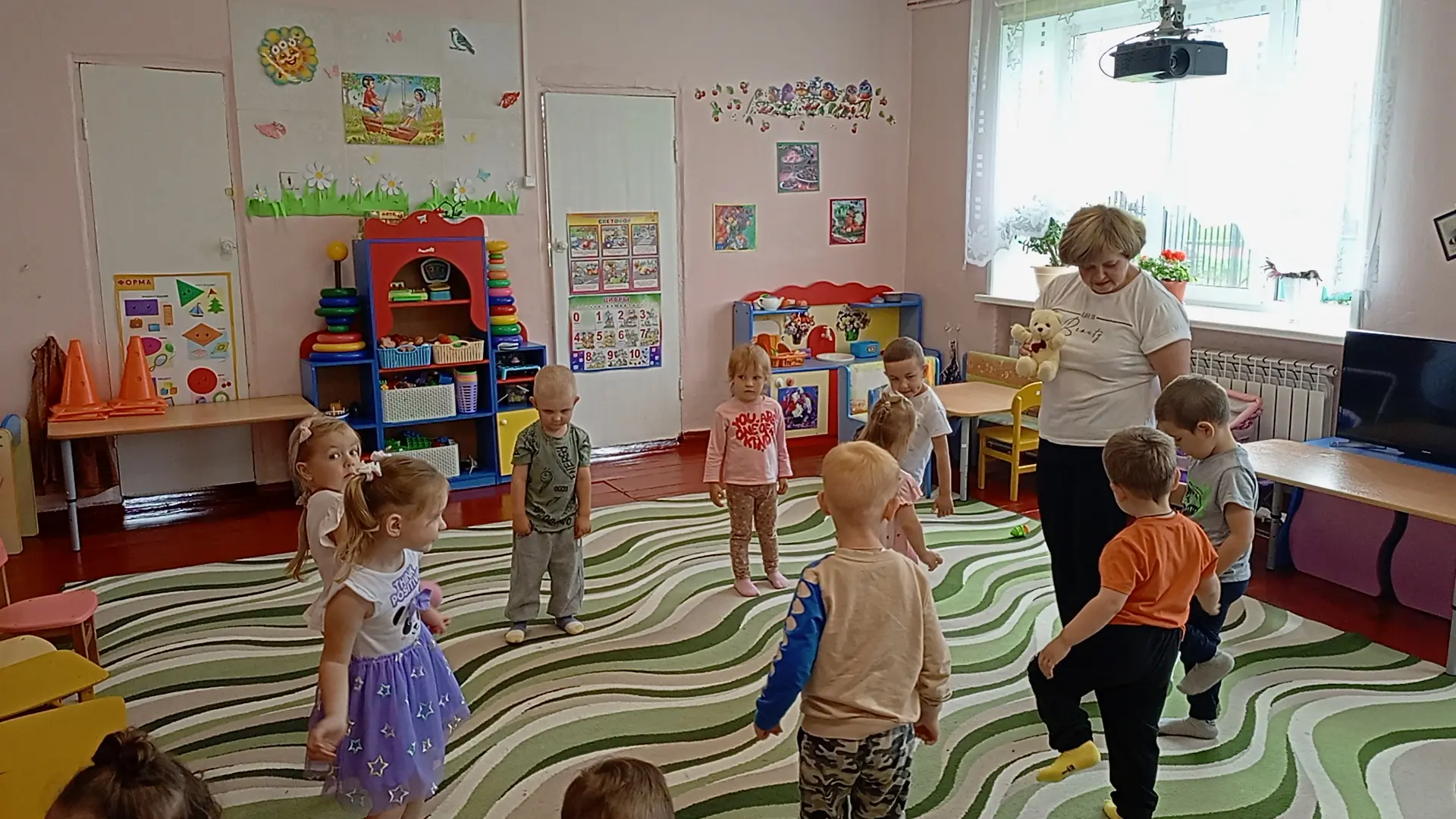 У воспитанников смешанной ранней группы занятия проходят в игровой форме и с персонажам...