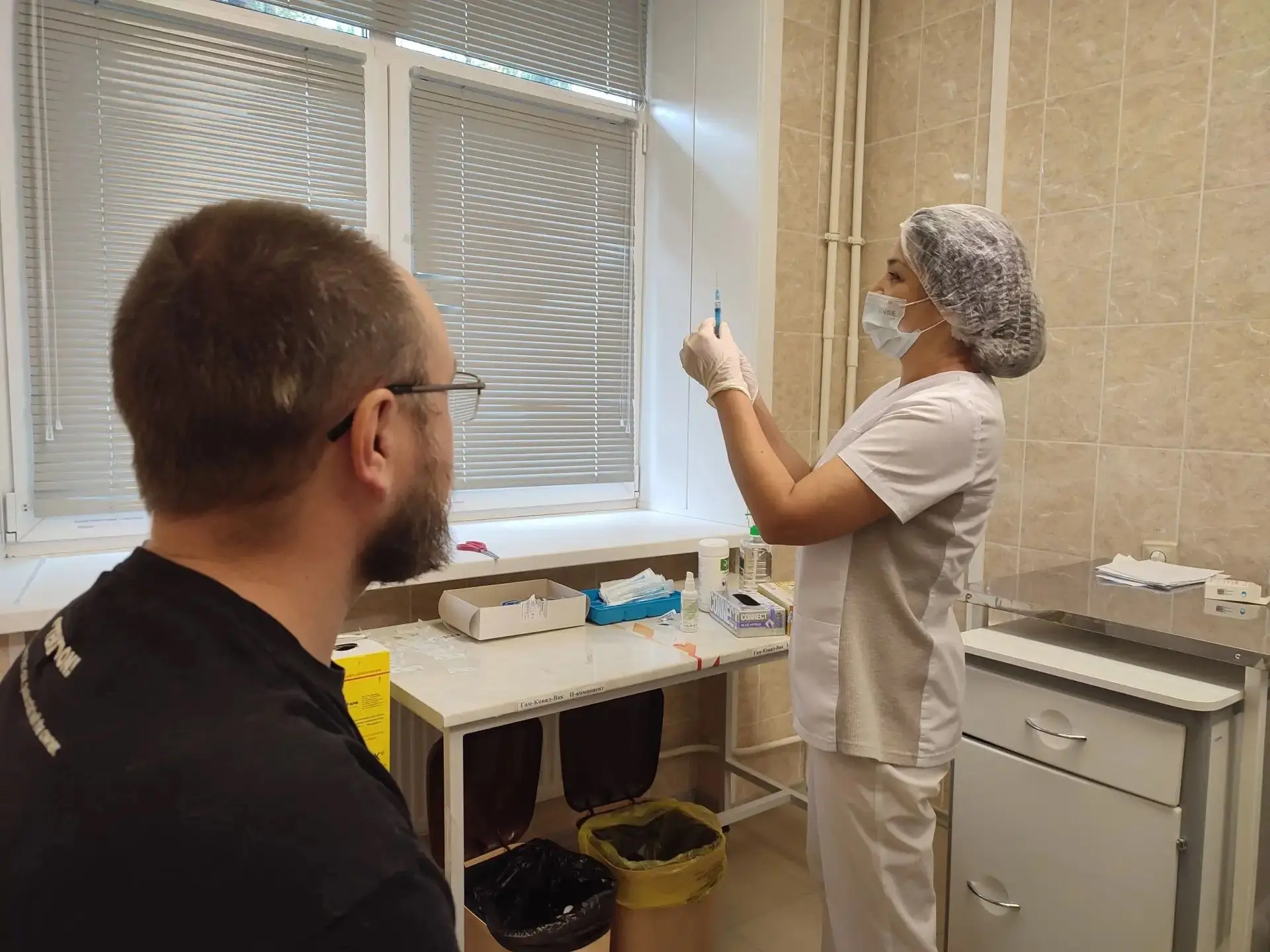 Порадуйте бабушек и дедушек, приведя их на вакцинацию от клеща.