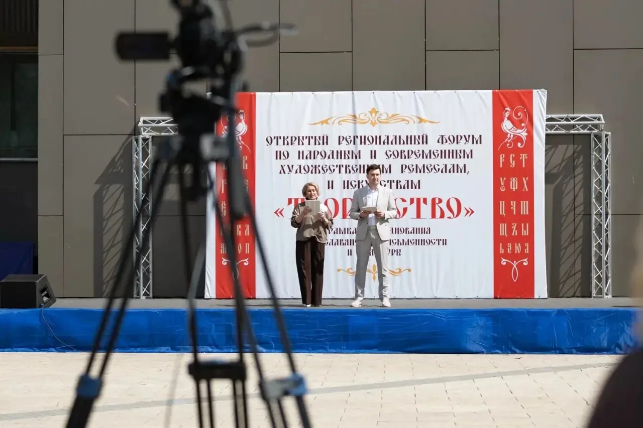 24 мая, в День славянской письменности и культуры, возле кинотеатра «Искра» начал работу Открытый ре