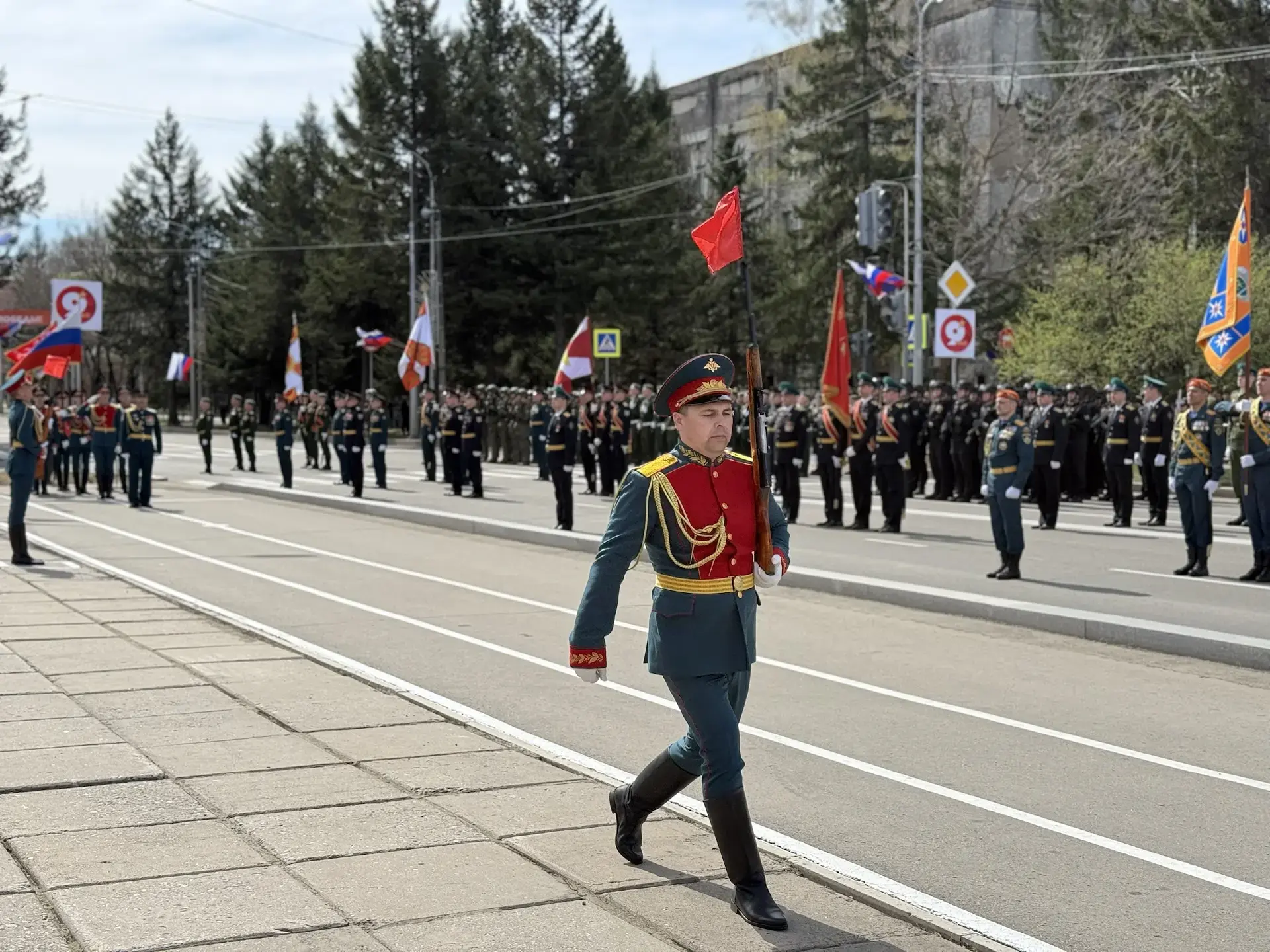 Яркие моменты парада в Биробиджане остаются в ТОПе новостей региона   Запись прямой трансляции торже