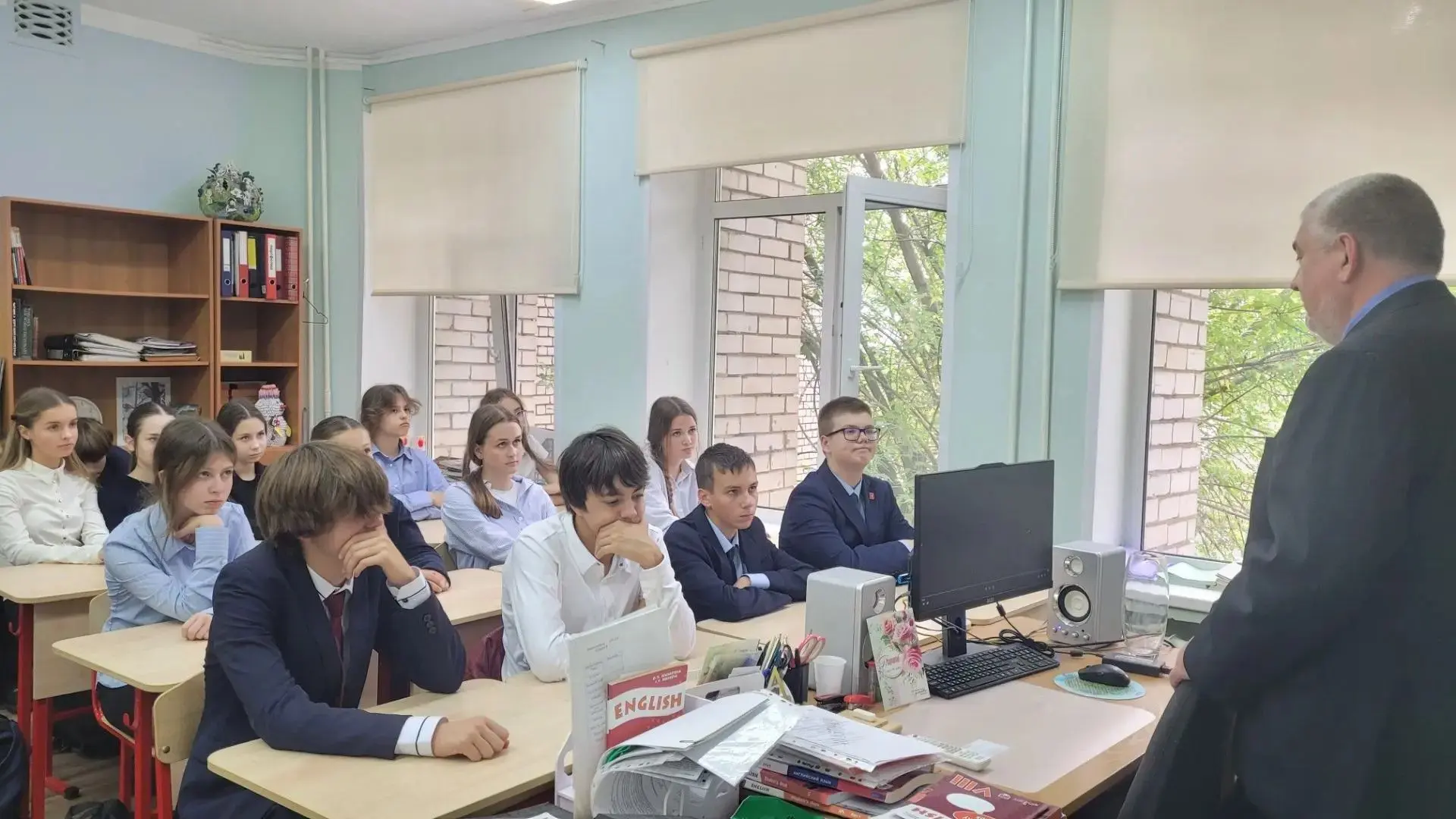 3 сентября на уроке «Россия – многогранное государство» учащиеся 8 «В» класса познакоми...