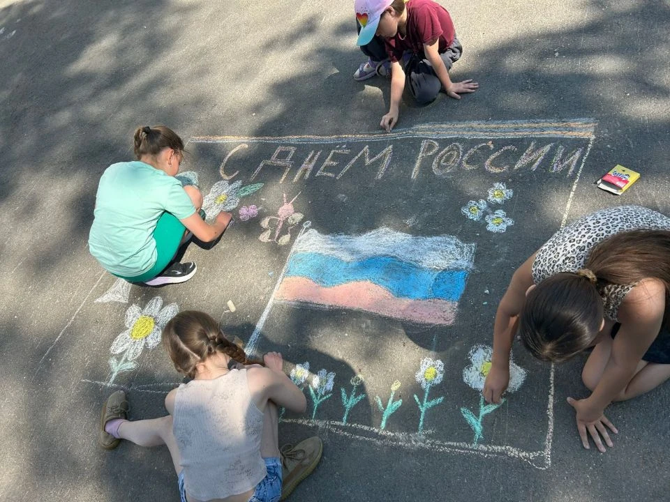 Солнечный день, цветные мелки и море творчества! 🌞🖍️

Наш конкурс рисунков на асфальте ко Дню Росс