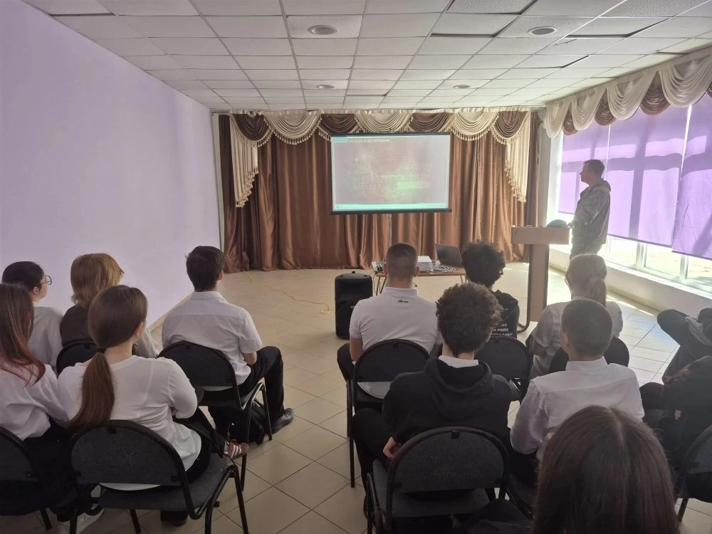 Сегодня в нашей школе прошёл настоящий Урок Мужества.  В гостях у учащихся старших классов побывал о