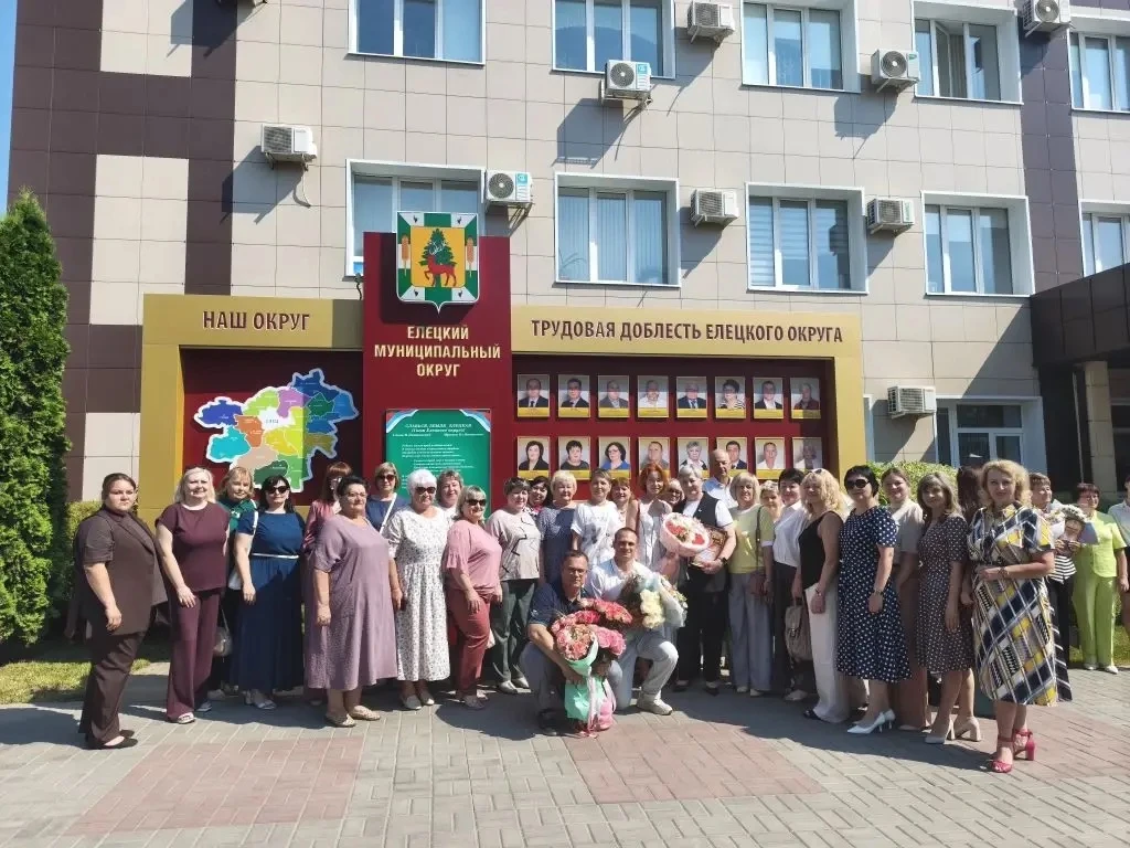 Сегодня в Елецком округе прошла торжественная церемония открытия обновлённой Доски почёта. ✨
🎓 От в