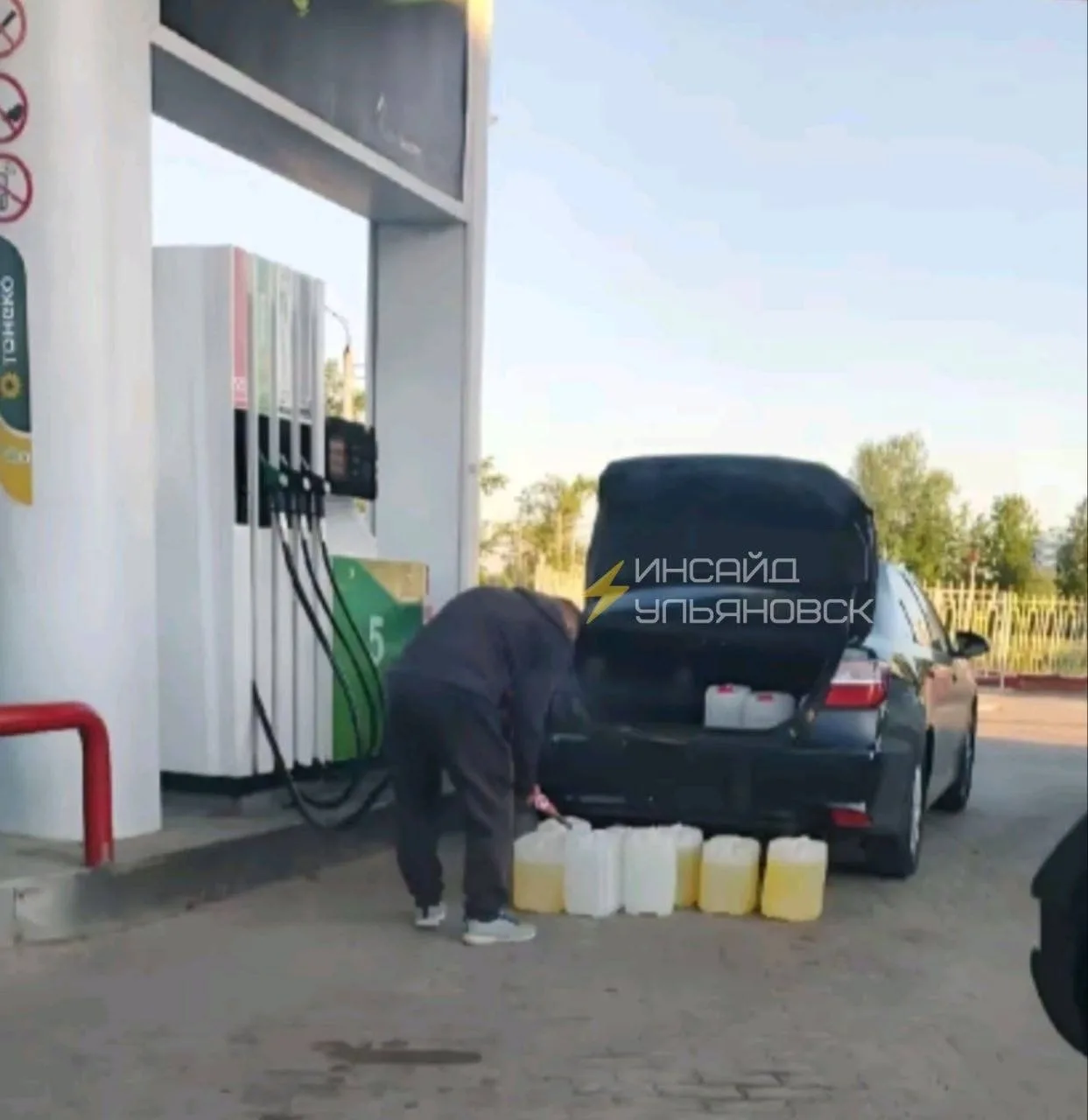 В Ульяновске часть водителей успела заправиться на неделю вперёд.

НЕ ЗАБУДЬ ПОДПИСАТЬСЯ ⤵️