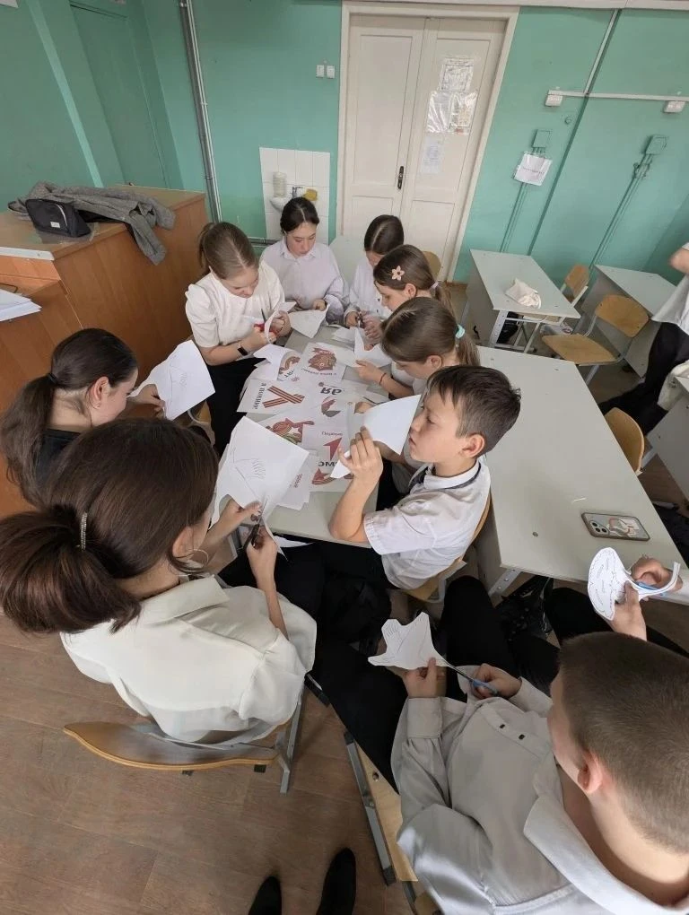 В преддверии празднования 1 Мая ученики 7 - Б класса провели субботник на территории нашей школы! Ре