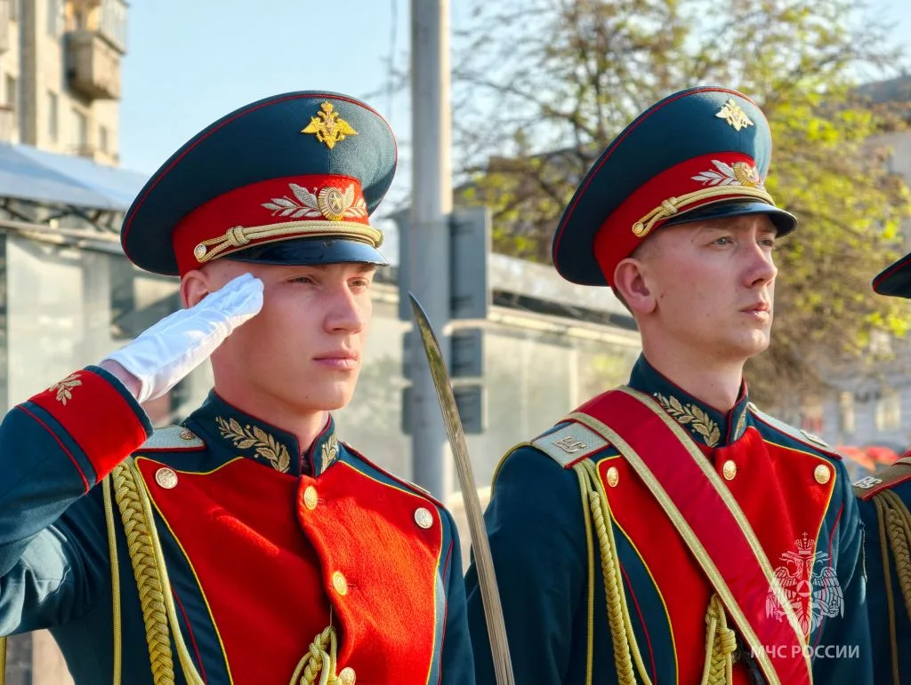 🕯На площади 30-летия Победы прошел торжественный военный парад в честь 81-ой годовщины Победы  Связь