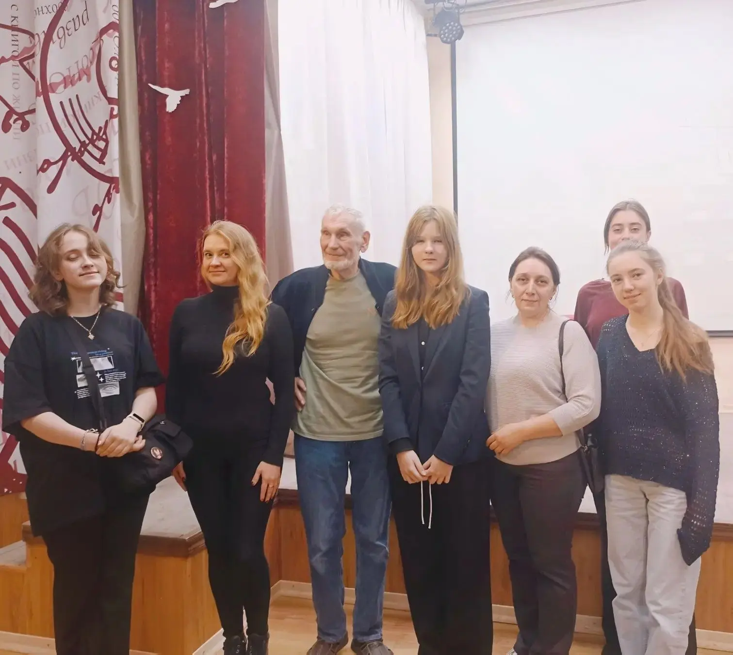 Некоторые встречи остаются в памяти надолго — кажется, встреча учеников 7 и 10 классов ...