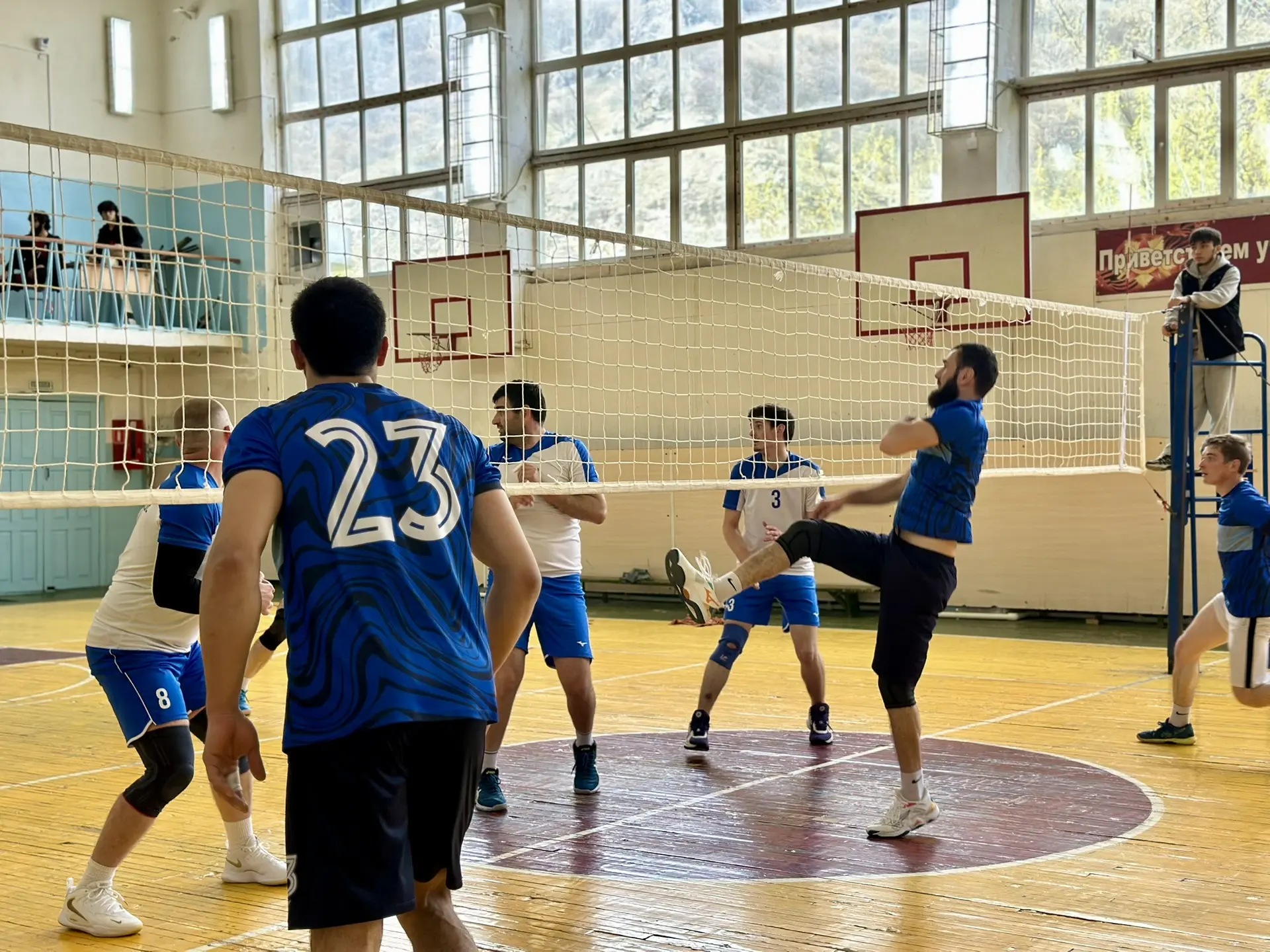В эти минуты в спортивном зале КЧГУ проходит Молодежная волейбольная Лига   Участников спортивного м