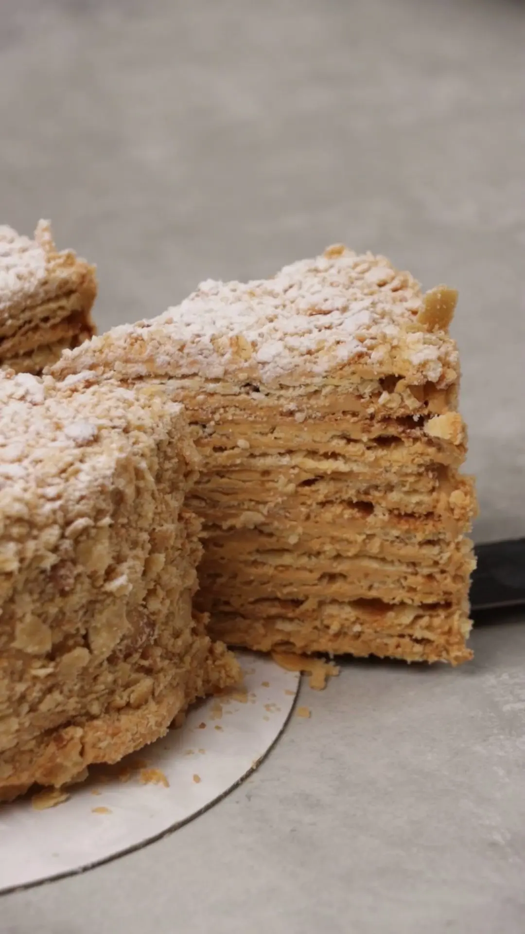 Опубликовали рецепт очень вкусного торта с тонкими, хрустящими коржами и вареной сгущен...