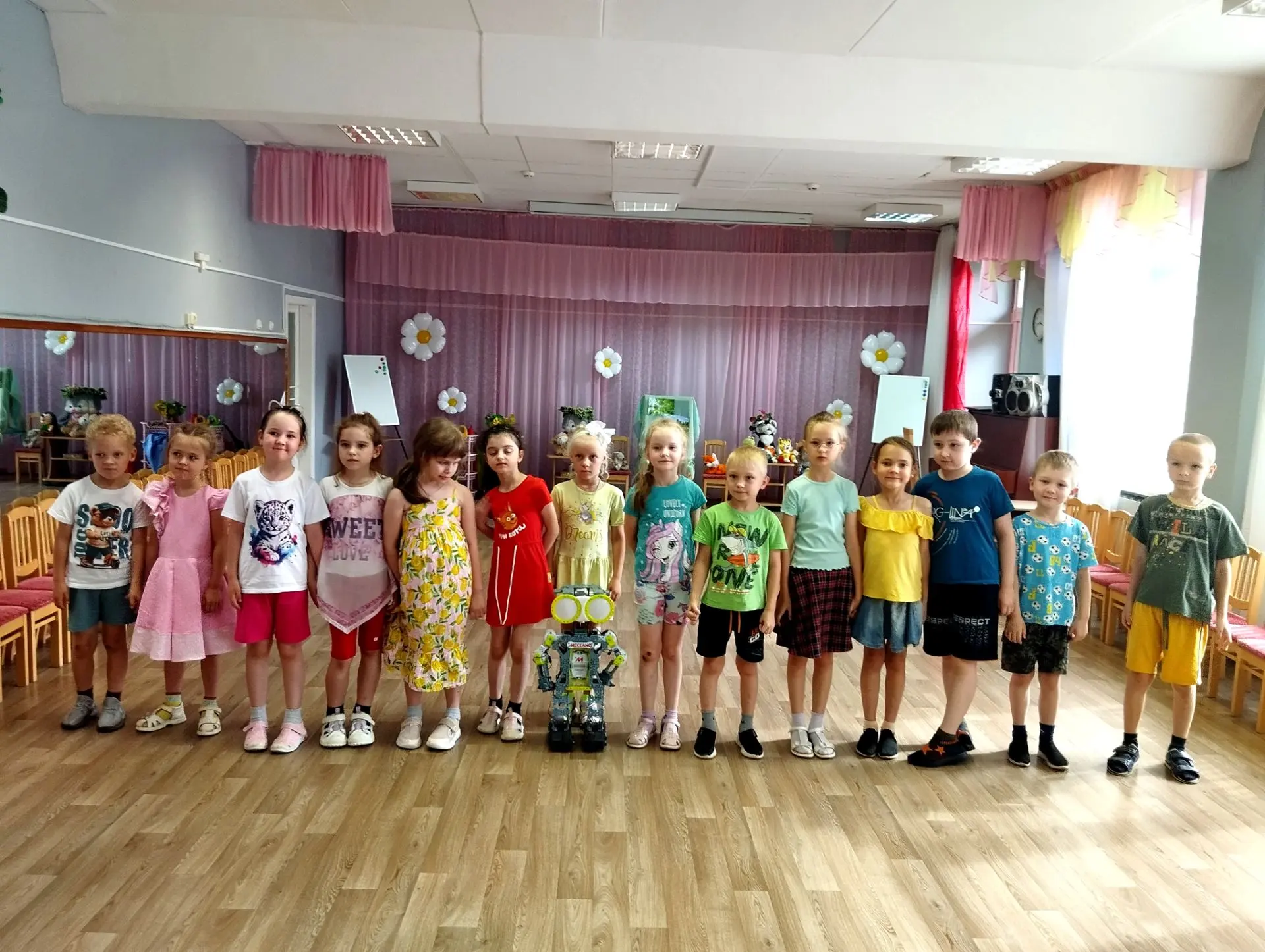 🤖У наших детей состоялось маленькое путешествие в будущее. 

✨В детский сад приходили представители