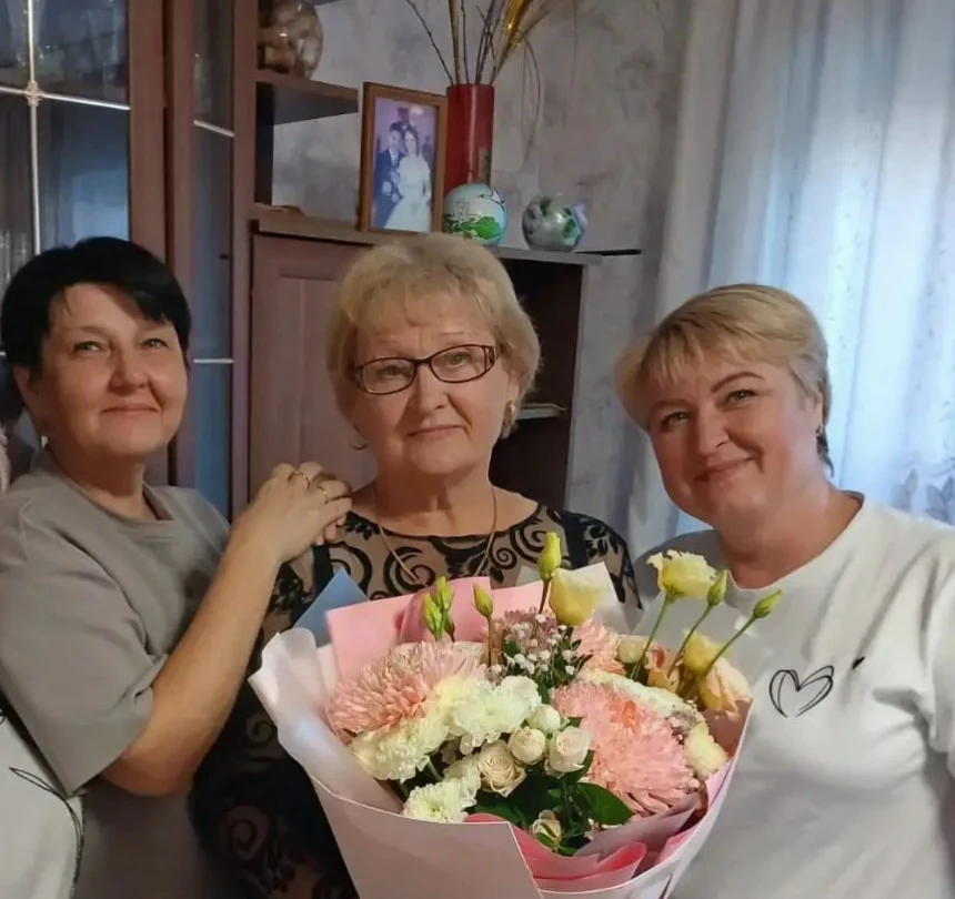 На этом фотоснимке, сделанном сегодня, запечатлены сразу три замечательные женщины, кот...