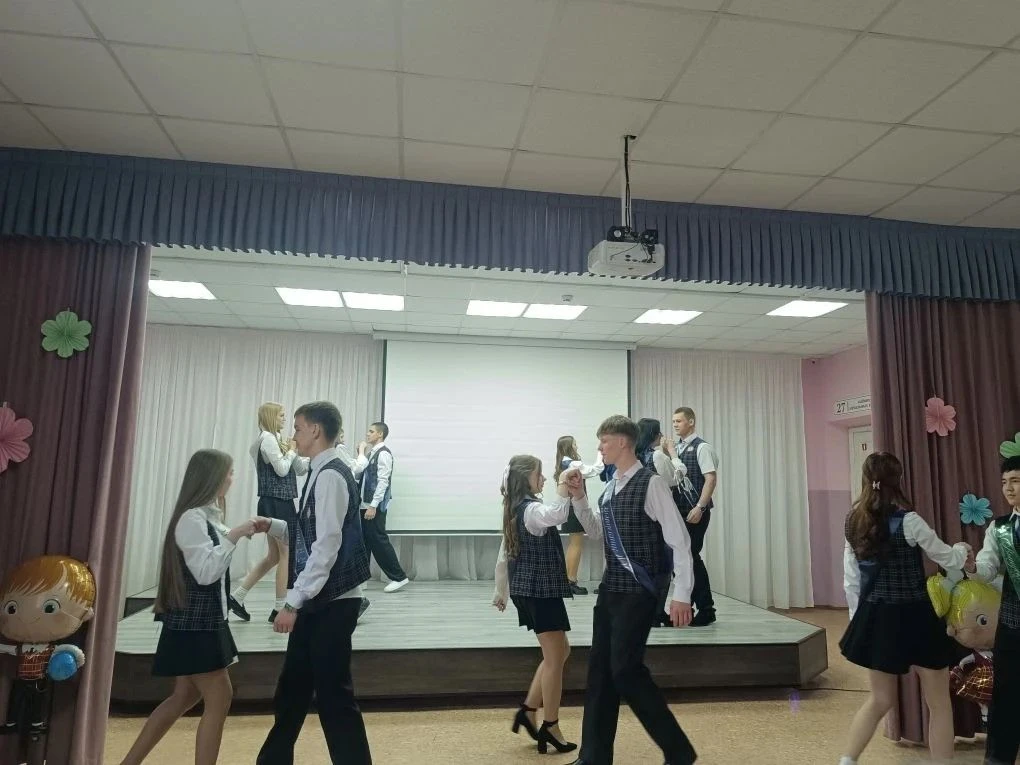 🎉Прощание с 9 классом - особенный день! 🥳✨  Атмосфера была по‑настоящему праздничной: улыбки, тёплые