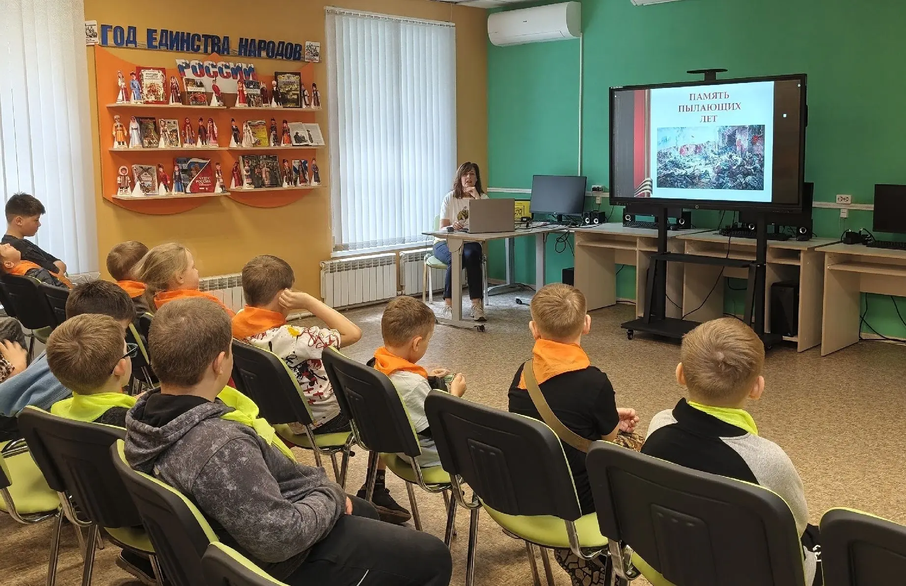 В Центральной городской библиотеке для детей из лагеря при Доме детского творчества проведена беседа
