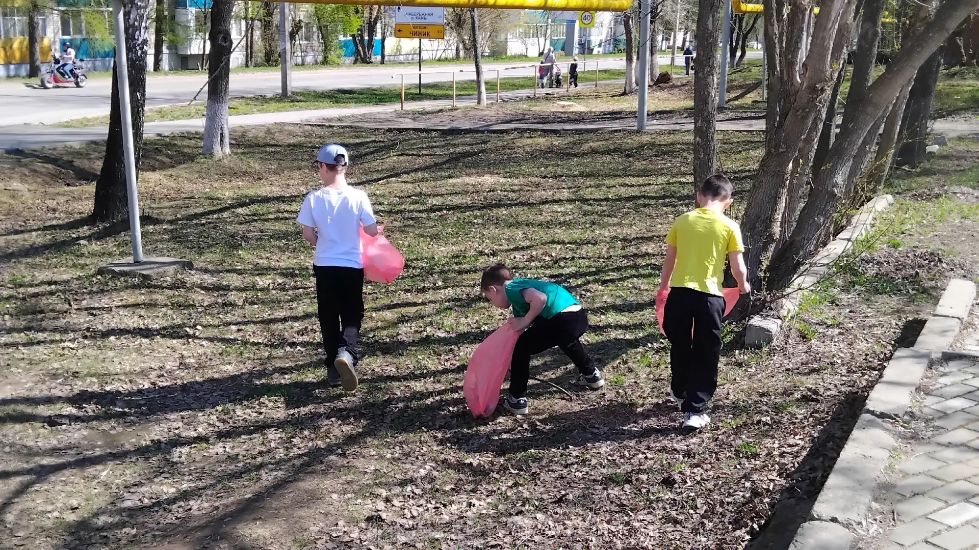 ЗЕЛЁНЫЙ МАРШ  🌿 Субботник на Площади Мужества: 1 «Г» наводит порядок! 🌿  Сегодня первый «Г» класс по