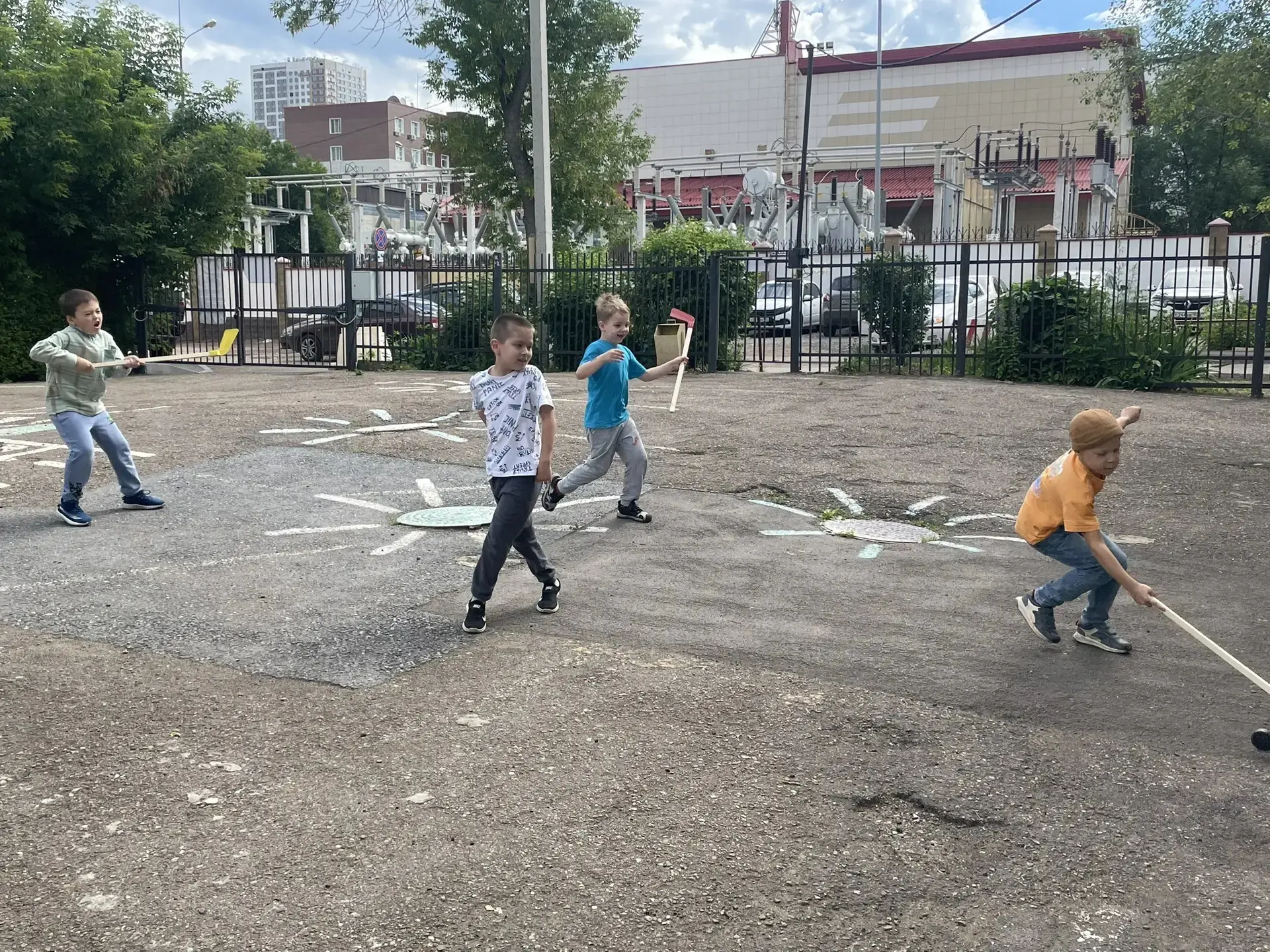 🏒 Хоккей на свежем воздухе: юные спортсмены в деле! 🥅
Сегодня на прогулке воспитанники подготовите