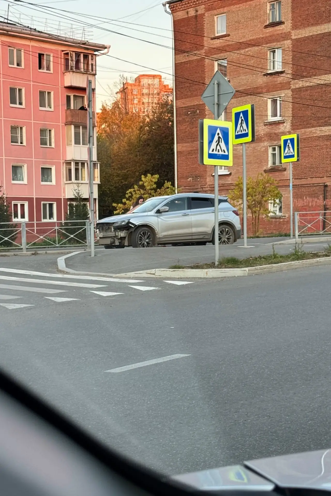 🚗 На переходе с улицы Седова на Лебедева-Кумача сбили велосипедиста