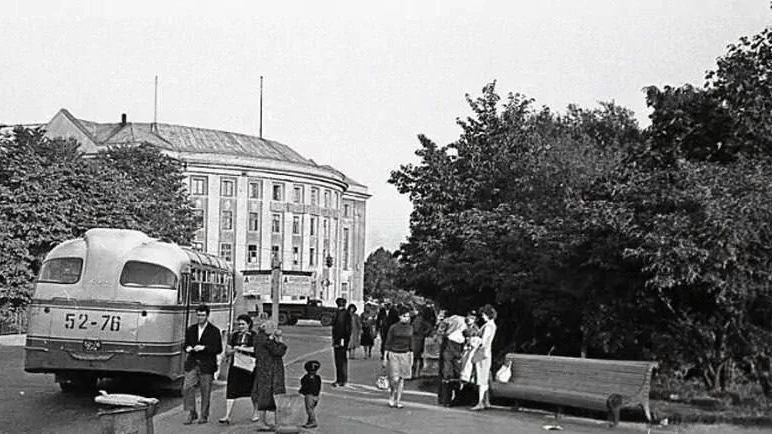 Автобусная остановка на ул. Театральной, 1960 год.