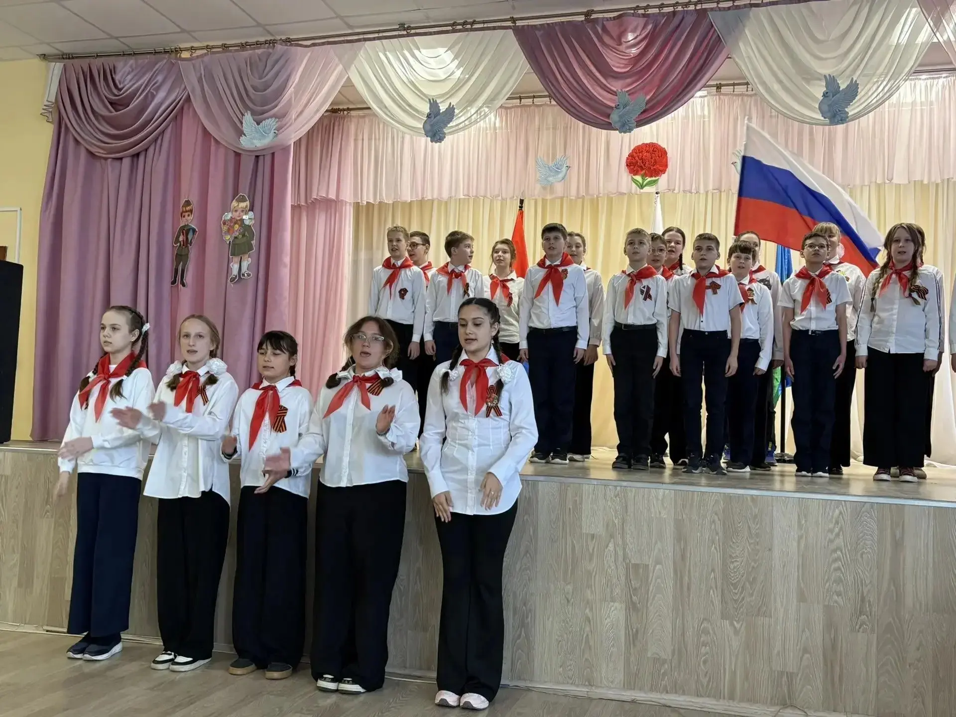 Сегодня в стенах центра образования звучали песни, которые трогают до глубины души, — прошёл конкурс