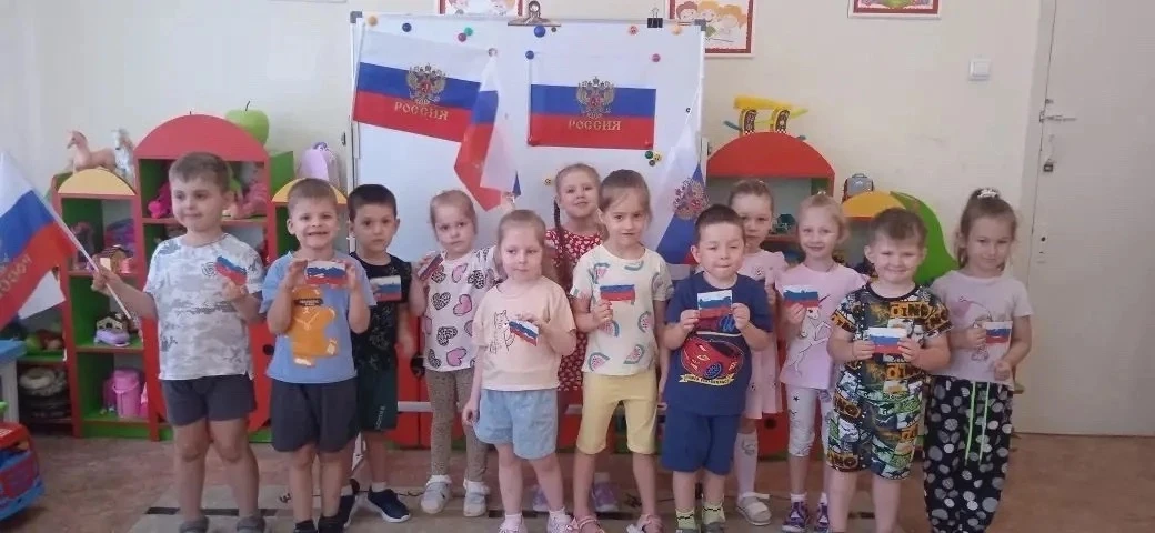 НЕ ПРОСТО ПОЛОСКИ: ЧТО ХРАНЯТ В СЕБЕ ЦВЕТА РОССИЙСКОГО ФЛАГА? 🇷🇺

«Почему флаг полосатый?», «А кто