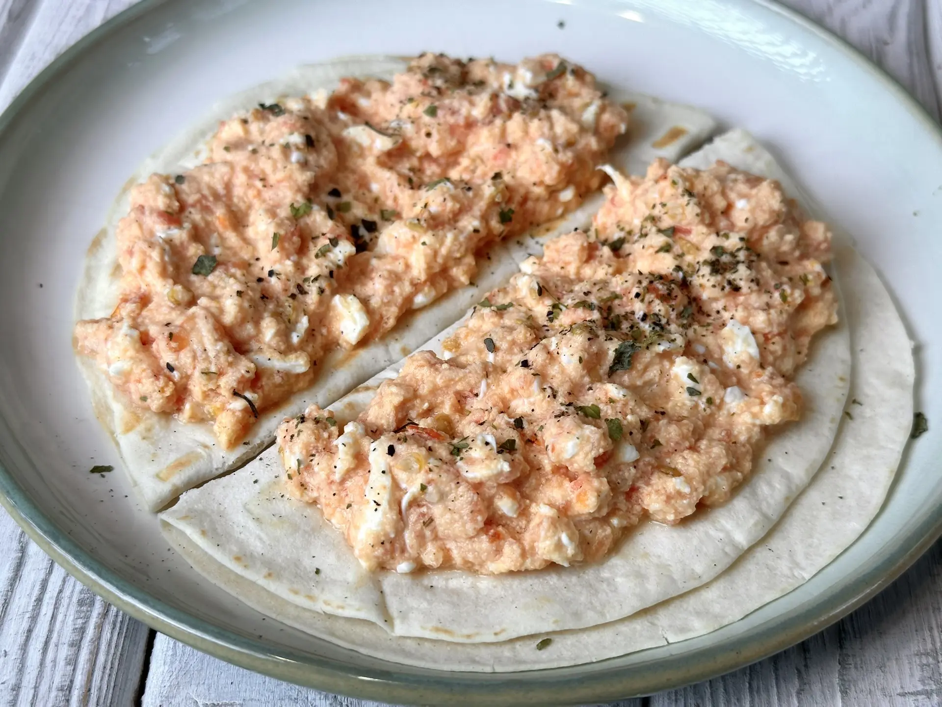 Сегодня на завтрак блюдо моего детства - яичница с помидорами 🍳  Я родилась на юге, и в сезон это бы
