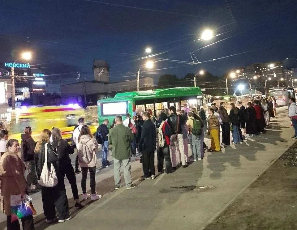 Очередь в шаттл до кудровского небоскреба.