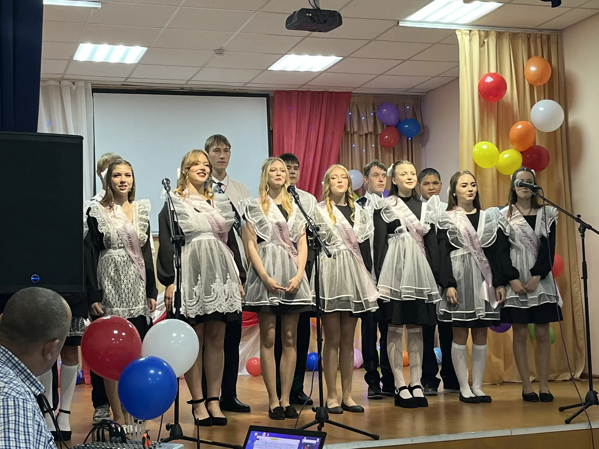 26 мая прозвенел последний звонок для выпускников школы. Было много цветов, было сказан...